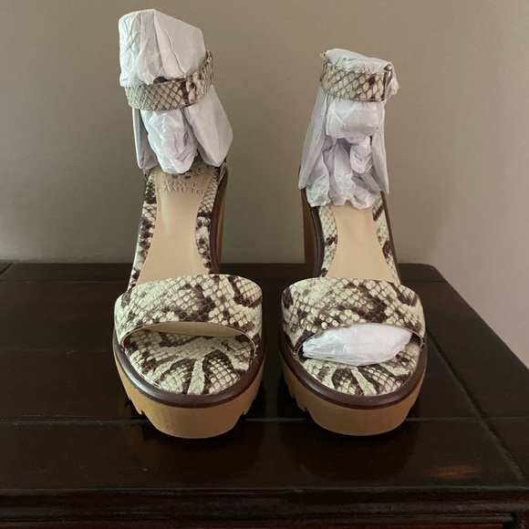 NWOB Vince Camuto wedges. Snake skin pattern - Picture 2 of 7